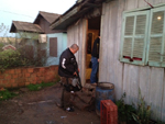 Policiais prendem dois suspeitos em residncia da Vila Fortuna em Sapucaia.