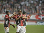 Jogadores comemoram primeiro gol do JEC