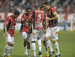 Jogadores comemoram primeiro gol do JEC