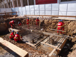 Operrios finalizam a construo das vigas