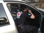 Polcia tenta localizar drogas escondidas em carro utilizado por suspeito