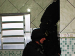 Policiais entram em vo na cozinha.