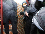 Polcia invade casa de um dos suspeitos com mandado de busca.