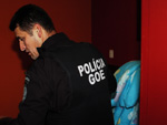 Policial procura drogas em casa em So Leopoldo.