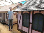 Mrio Theiss e quatro ajudantes esto construindo as rplicas