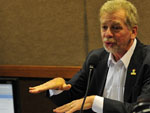 Sobre a informatizao do sistema, alegou que  um processo oneroso e complexo, mas que comeou a sair do papel, com o aumento no nmero de leitos SUS regulados pela Prefeitura.