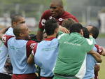 Jogadores do Metr comemoram gol 