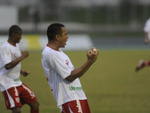 Jogadores do Mogi comemoram gol contra o Metropolitano