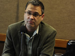 Com a promessa de cortar 70% dos cargos de confiana e combater a corrupo no servio pblico, o candidato Roberto Robaina (PSOL) garante que a economia resultante destas medidas vo viabilizar a adoo de polticas pblicas em benefcio da populao. 