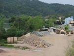 Domingo - Deciso judicial obriga prefeitura de Blumenau e URB a desocupar rea s margens do Rio Itaja-Au. Terreno da Rua Repblica Argentina, no Bairro Ponta Aguda,  usado como depsito de materiais para recuperao de ruas