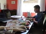Itamar Bormanier fazendo o artesanado
