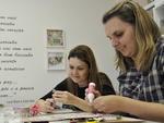  Joice Dohmen e Danielle Cascaes encontraram no scrapbook uma fuga criativa e uma profisso