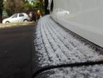 Neve fica acumulada no para-choque de um veculo em So Joaquim