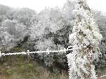 Fenmeno parecido com a neve, o sincelo incomum e registrado apenas dos picos mais altos do pas