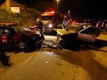 Domingo: Acidente entre trs carros deixa cinco feridos em Brusque. Quatro crianas e o condutor de um dos trs veculos envolvidos foram encaminhados ao Hospital Azambuja com ferimentos leves