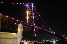 Iluminação cor-de-rosa foi testada na noite de segunda-feira - Flávio Neves / Agencia RBS