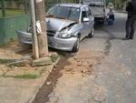 Tera-feira- Carro bate em poste na Rua Pastor Oswaldo Hesse, em Blumenau. Ninho no poste foi atingido e joo-de-barro morreu