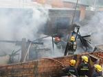Tera-feira- Em um dia, trs casas pegaram fogo em Blumenau. Duas casas de mandeira foram destrudas pelo fogo, uma no Bairro Ponta Aguda e outra no Salto (foto) e  parte de um apartamento no Jardim Blumenau 