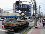 Quarta-feira - Prefeitura comea a instalar na rua 7, semaforos inteligentes. Lampadas consumem menos e duram mais 