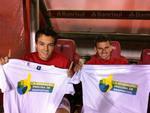 O Dagoberto e Lucas Lima posam com a camiseta da campanha A Educao Precisa de Respostas 
