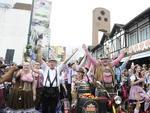 Segundo desfile da Oktoberfest teve mais de 100 atraes e lotou a Rua XV de Novembro