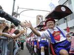 Segundo desfile da Oktoberfest teve mais de 100 atraes e lotou a Rua XV de Novembro