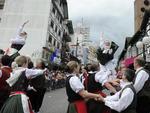 Segundo desfile da Oktoberfest teve mais de 100 atraes e lotou a Rua XV de Novembro