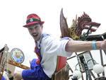 Segundo desfile da Oktoberfest teve mais de 100 atraes e lotou a Rua XV de Novembro