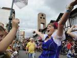 Segundo desfile da Oktoberfest teve mais de 100 atraes e lotou a Rua XV de Novembro
