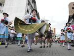 Segundo desfile da Oktoberfest teve mais de 100 atraes e lotou a Rua XV de Novembro