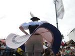 Segundo desfile da Oktoberfest teve mais de 100 atraes e lotou a Rua XV de Novembro