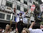 Segundo desfile da Oktoberfest teve mais de 100 atraes e lotou a Rua XV de Novembro