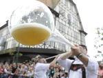 Segundo desfile da Oktoberfest teve mais de 100 atraes e lotou a Rua XV de Novembro