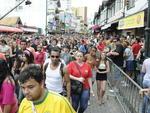 Segundo desfile da Oktoberfest teve mais de 100 atraes e lotou a Rua XV de Novembro