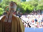 Seguiu-se � chegada no Monumento a Nossa Senhoira de F�tima uma missa campal, oficiada pelo bispo dom Frederico Heimler, que em seu serm�o, destacou o tema da romaria: a evangeliza��o