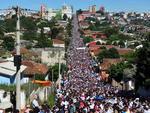 O trajeto entre a Igreja Matriz do Divino Esp�rito Santo at� o Monumento de Nossa Senhora de F�tima tem dois quil�metros. Cerca de 120 mil fi�is participaram da cerim�nia