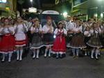 Terceiro desfile da Oktoberfest na Rua XV de Novembro, na noite de quarta-feira