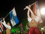 Terceiro desfile da Oktoberfest na Rua XV de Novembro, na noite de quarta-feira
