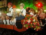 Terceiro desfile da Oktoberfest na Rua XV de Novembro, na noite de quarta-feira
