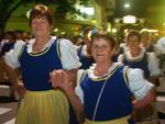 Terceiro desfile da Oktoberfest na Rua XV de Novembro, na noite de quarta-feira