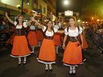 Terceiro desfile da Oktoberfest na Rua XV de Novembro, na noite de quarta-feira