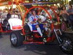 Terceiro desfile da Oktoberfest na Rua XV de Novembro, na noite de quarta-feira