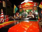 Terceiro desfile da Oktoberfest na Rua XV de Novembro, na noite de quarta-feira