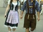 Vila Germnica se transforma em passarela durante a Oktoberfest. Estilo varia de acordo com a personalidade