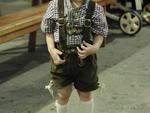 Vila Germnica se transforma em passarela durante a Oktoberfest. Estilo varia de acordo com a personalidade