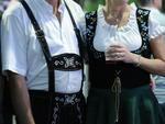 Vila Germnica se transforma em passarela durante a Oktoberfest. Estilo varia de acordo com a personalidade