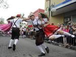 Quarto desfile da Oktoberfest, no Sbado, contou com grande pblico. Tarde de sol contribui para presena dos folies