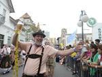 Quarto desfile da Oktoberfest, no Sbado, contou com grande pblico. Tarde de sol contribui para presena dos folies