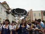 Quarto desfile da Oktoberfest, no Sbado, contou com grande pblico. Tarde de sol contribui para presena dos folies