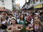 Quarto desfile da Oktoberfest, no Sbado, contou com grande pblico. Tarde de sol contribui para presena dos foliesQuarto desfile da Oktoberfest, no Sbado, contou com grande pblico. Tarde de sol contribui para presena dos folies